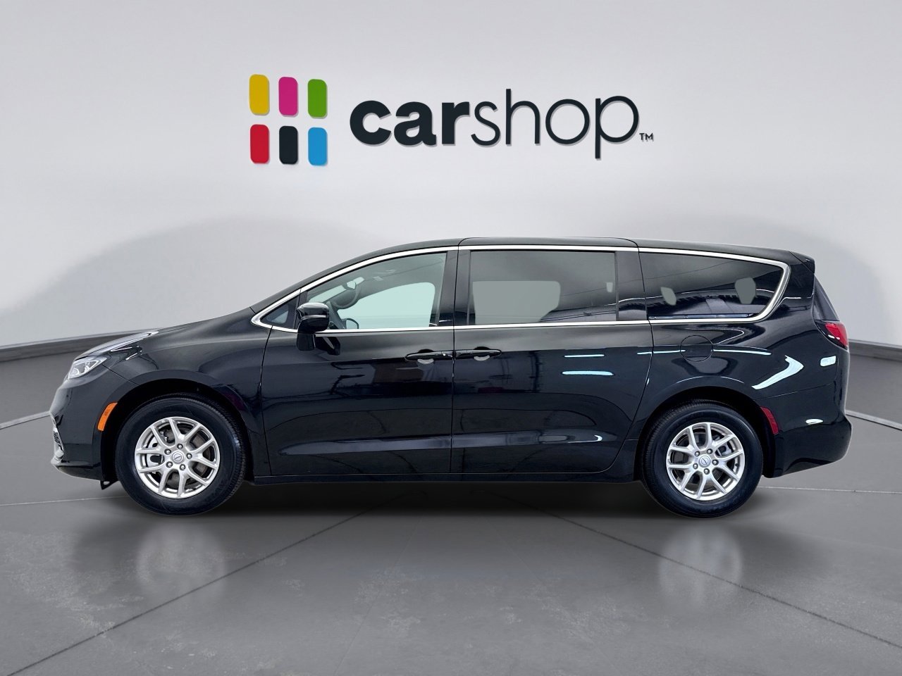 Used 2025 Chrysler Pacifica Select image 2