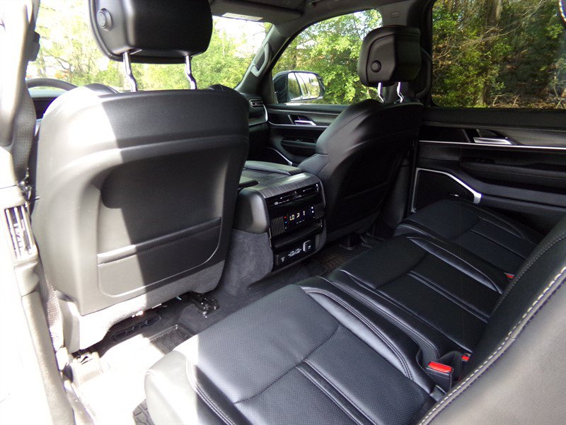 Used 2023 Jeep Wagoneer Series III w/ Convenience Group I AWD/4WD image 23