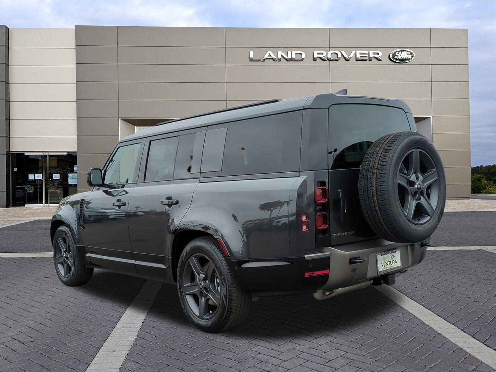 New 2025 Land Rover Defender 130 X-Dynamic SE image 7