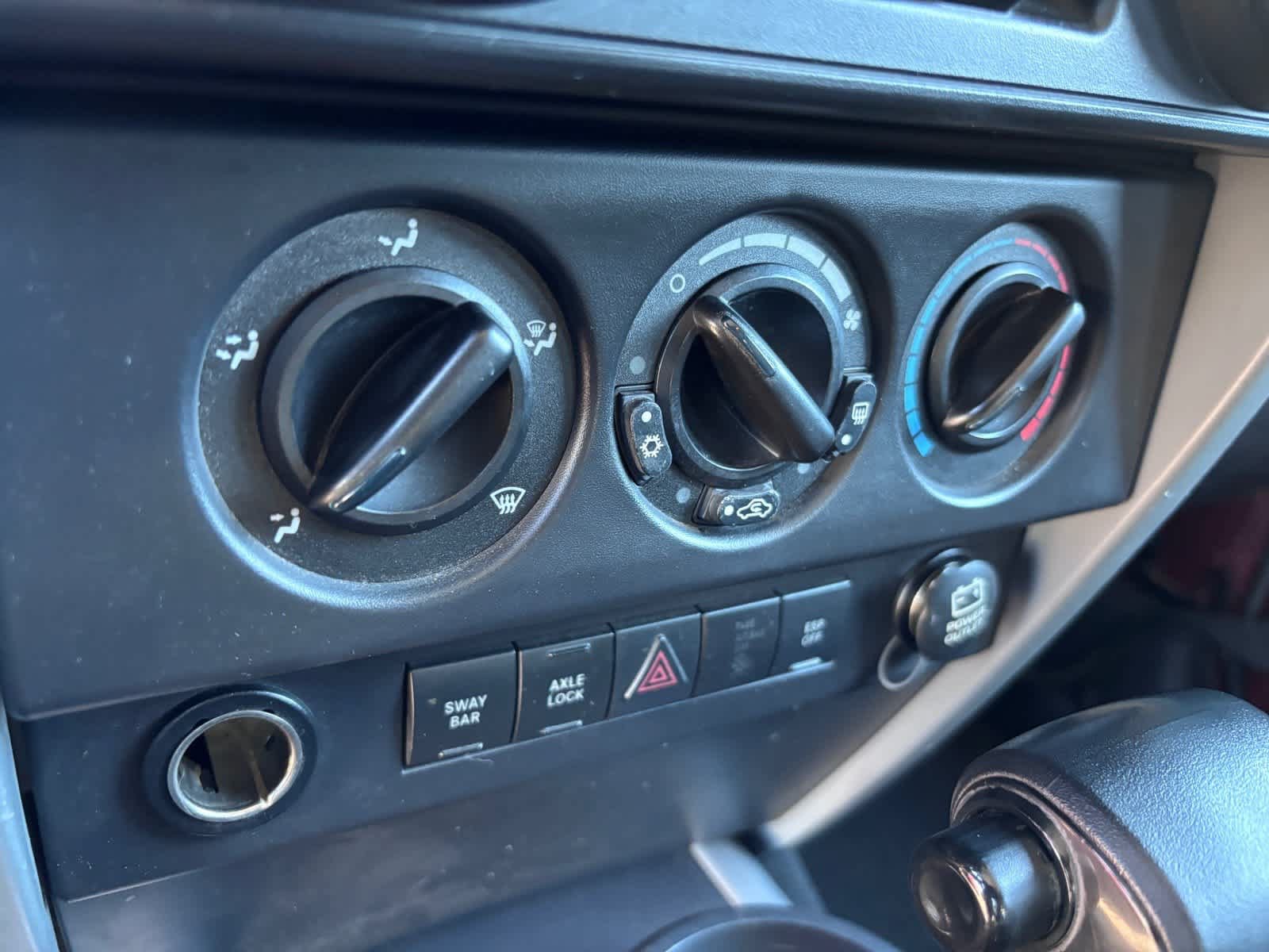 Used 2007 Jeep Wrangler Unlimited Rubicon w/ Dual Top Group AWD/4WD image 25