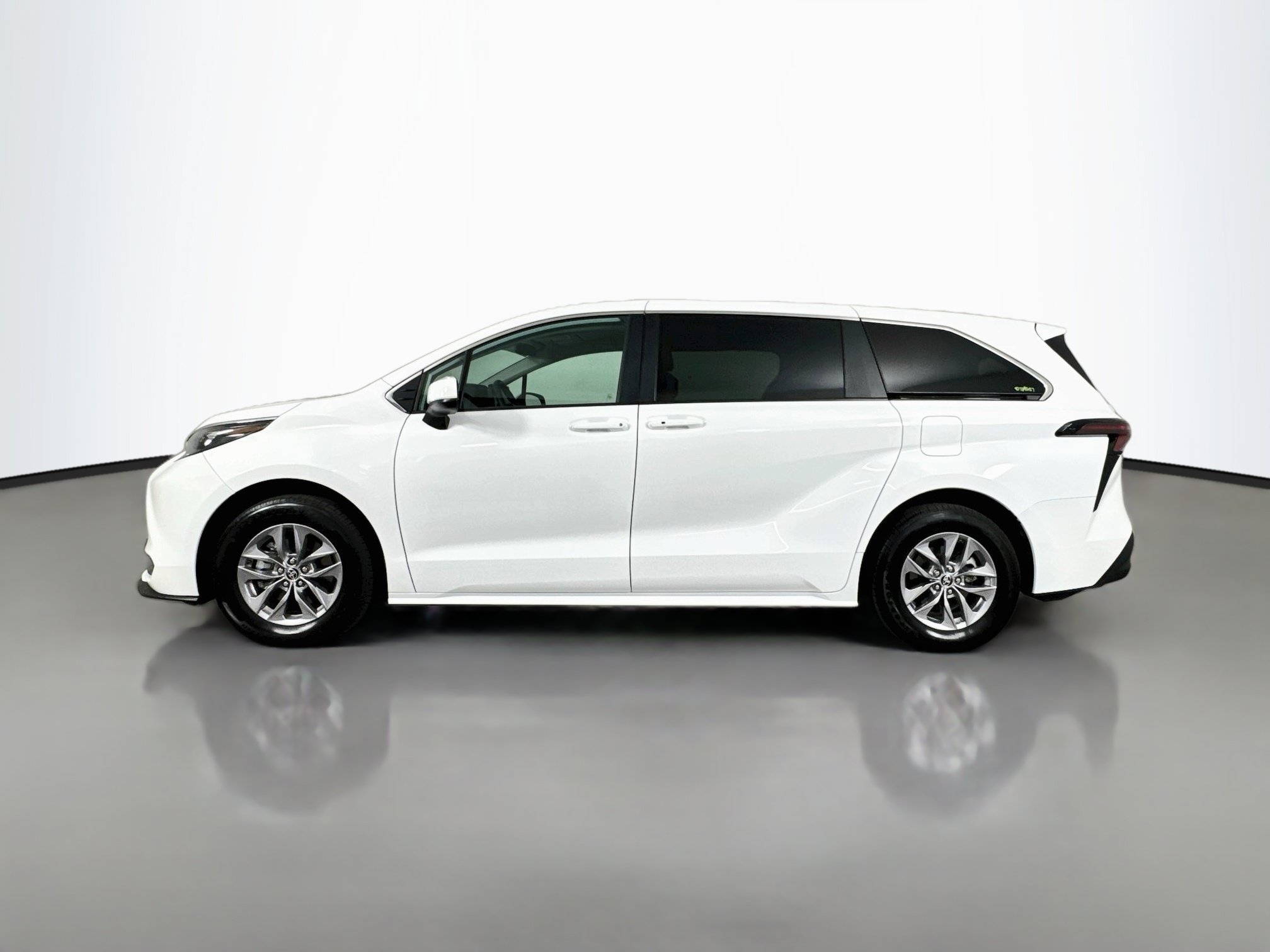 Certified 2025 Toyota Sienna LE FWD image 4