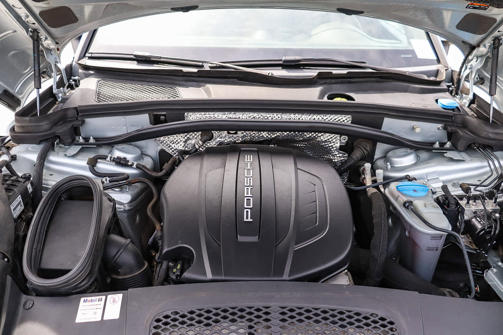 Used 2018 Porsche Macan AWD/4WD image 30