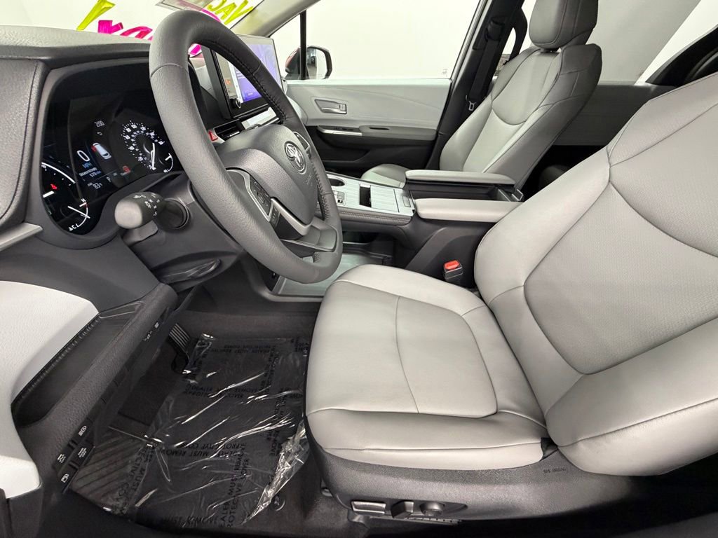 Used 2026 Toyota Sienna XLE FWD image 23