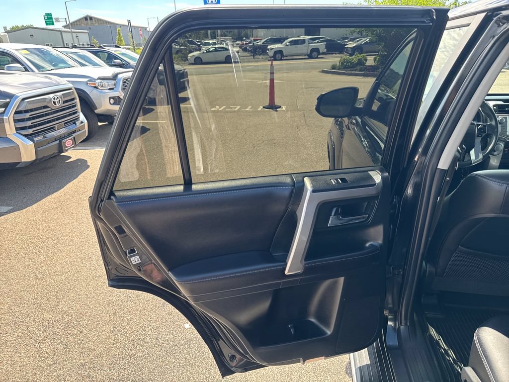 Used 2017 Toyota 4Runner SR5 Premium AWD/4WD image 38