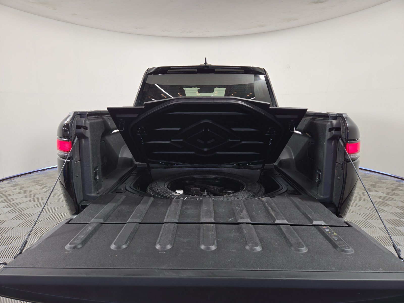 Used 2025 Rivian R1T Adventure AWD/4WD image 15
