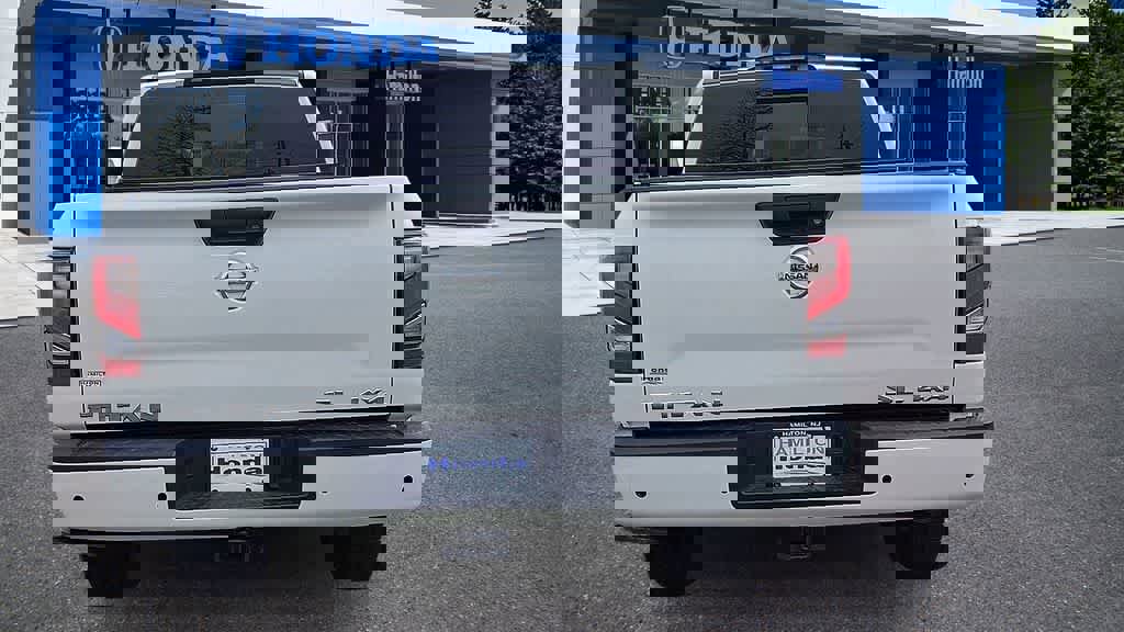 Used 2021 Nissan Titan SL w/ Moonroof Package image 7