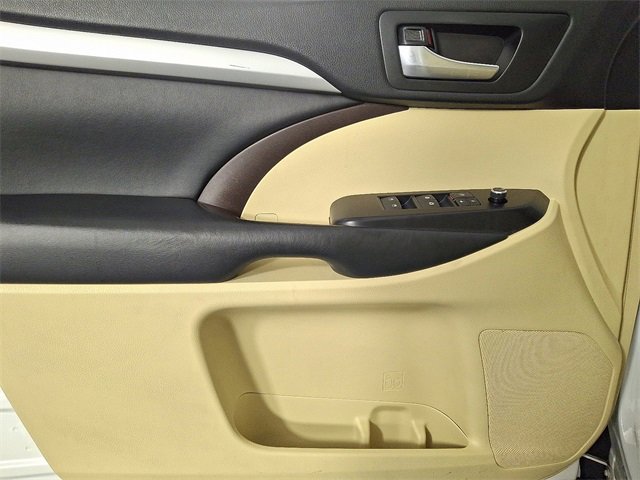 Used 2019 Toyota Highlander XLE image 16