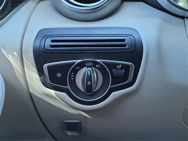 Used 2022 Mercedes-Benz GLC 300 SUV image 27