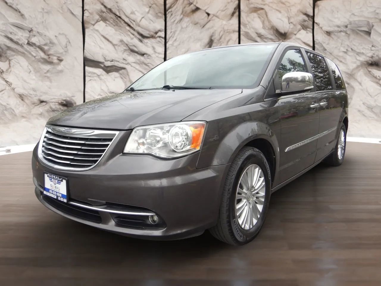 Used 2016 Chrysler Town & Country Limited FWD image 1