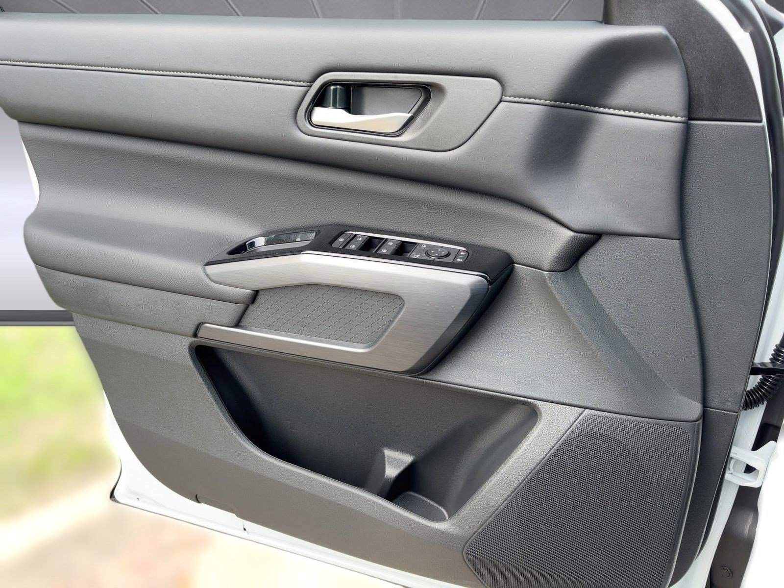 New 2026 Nissan Pathfinder SL image 13