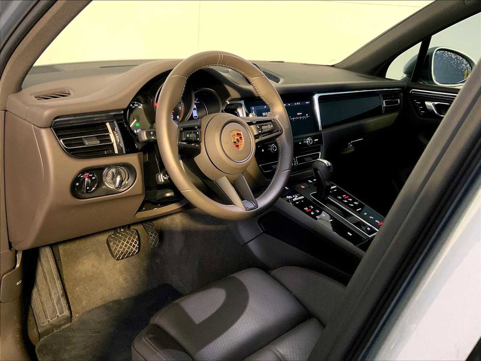 Certified 2023 Porsche Macan image 4