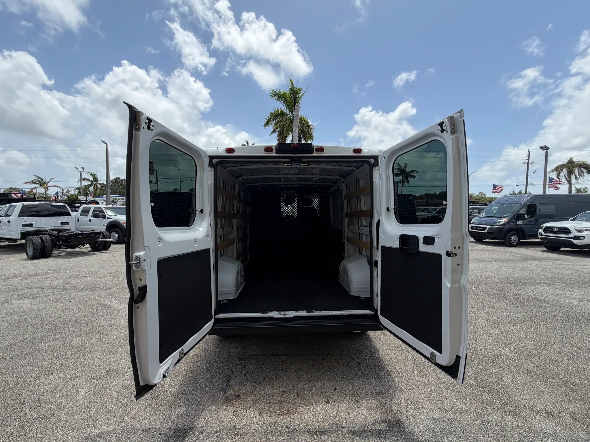 Used 2025 RAM ProMaster 2500 w/ U-Haul Equipment Group FWD image 5