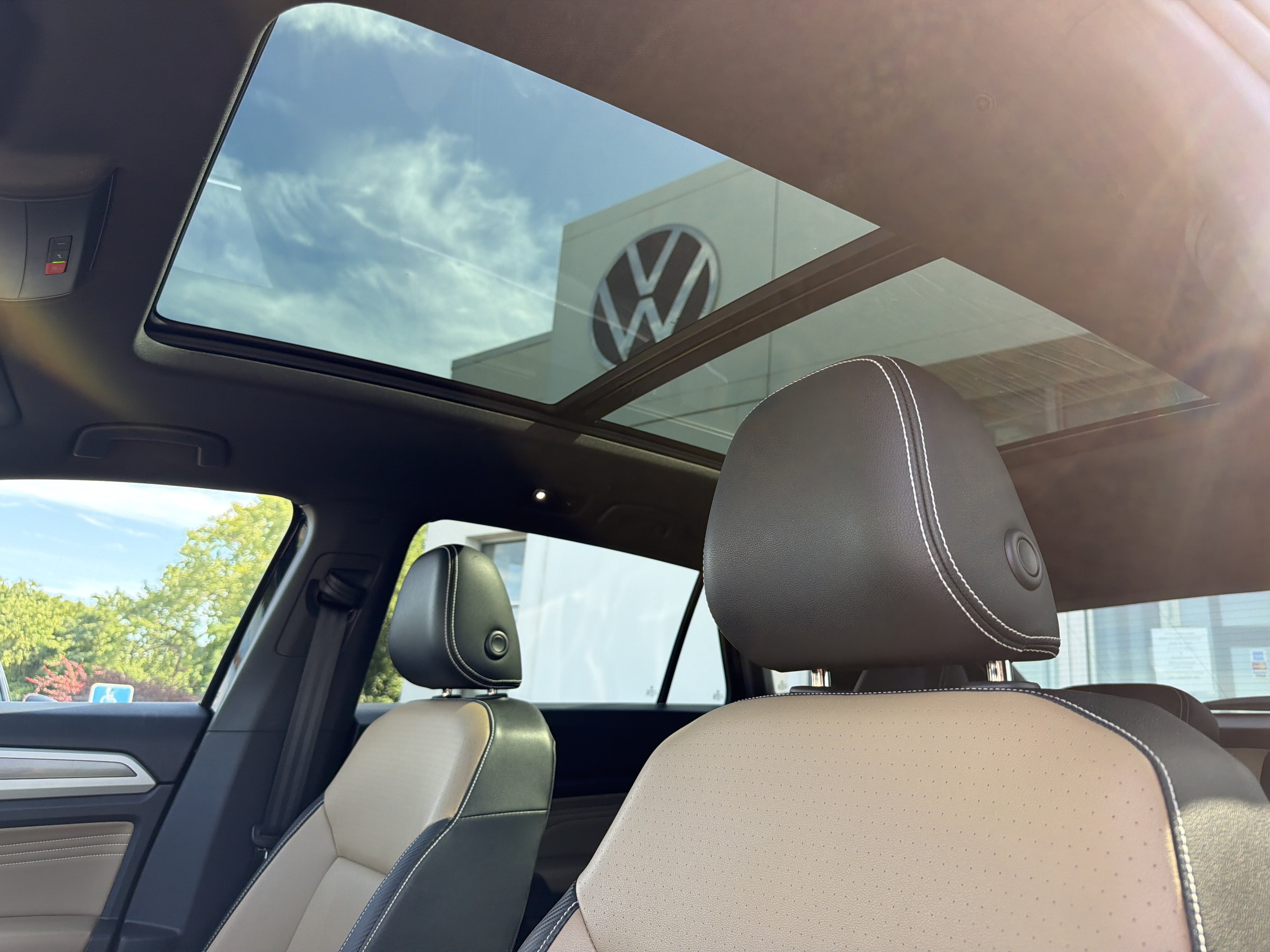 Certified 2023 Volkswagen Atlas Cross Sport SE w/ Panoramic Sunroof Package AWD/4WD image 21