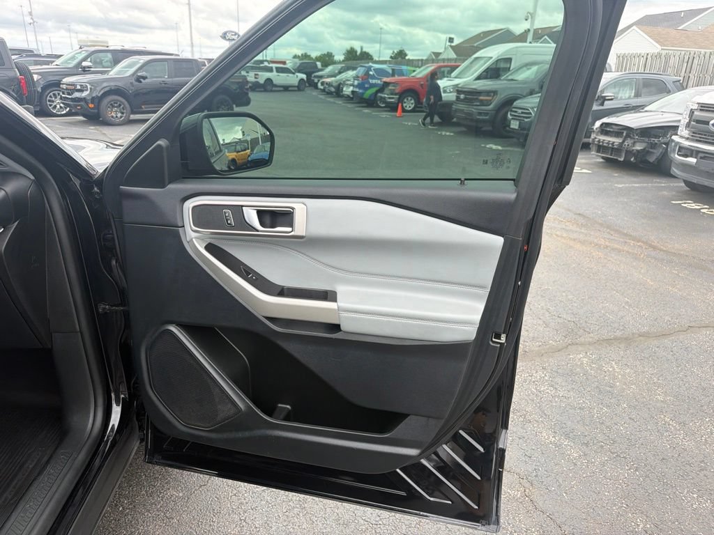 Used 2023 Ford Explorer XLT w/ Equipment Group 202A AWD/4WD image 38