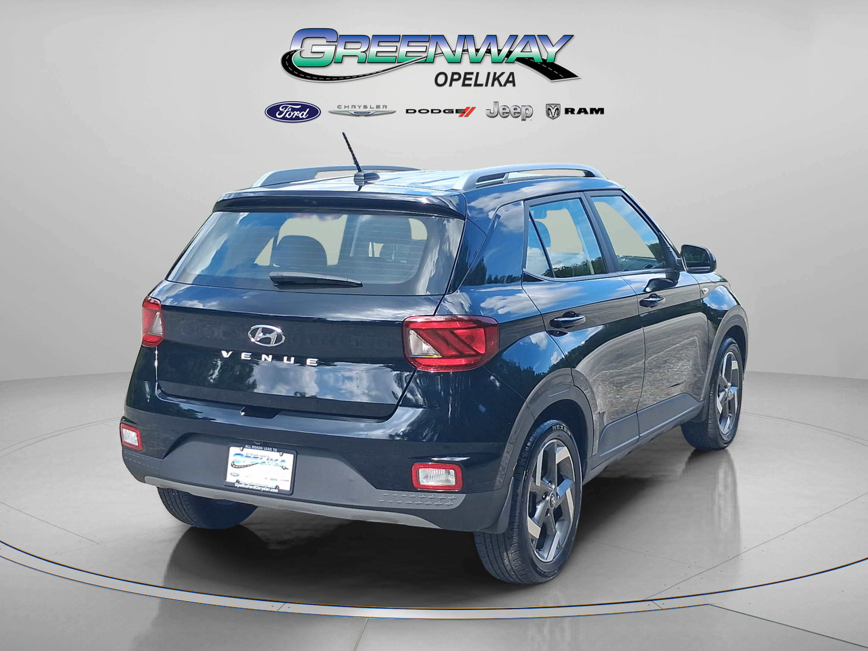 Used 2025 Hyundai Venue SEL FWD image 3