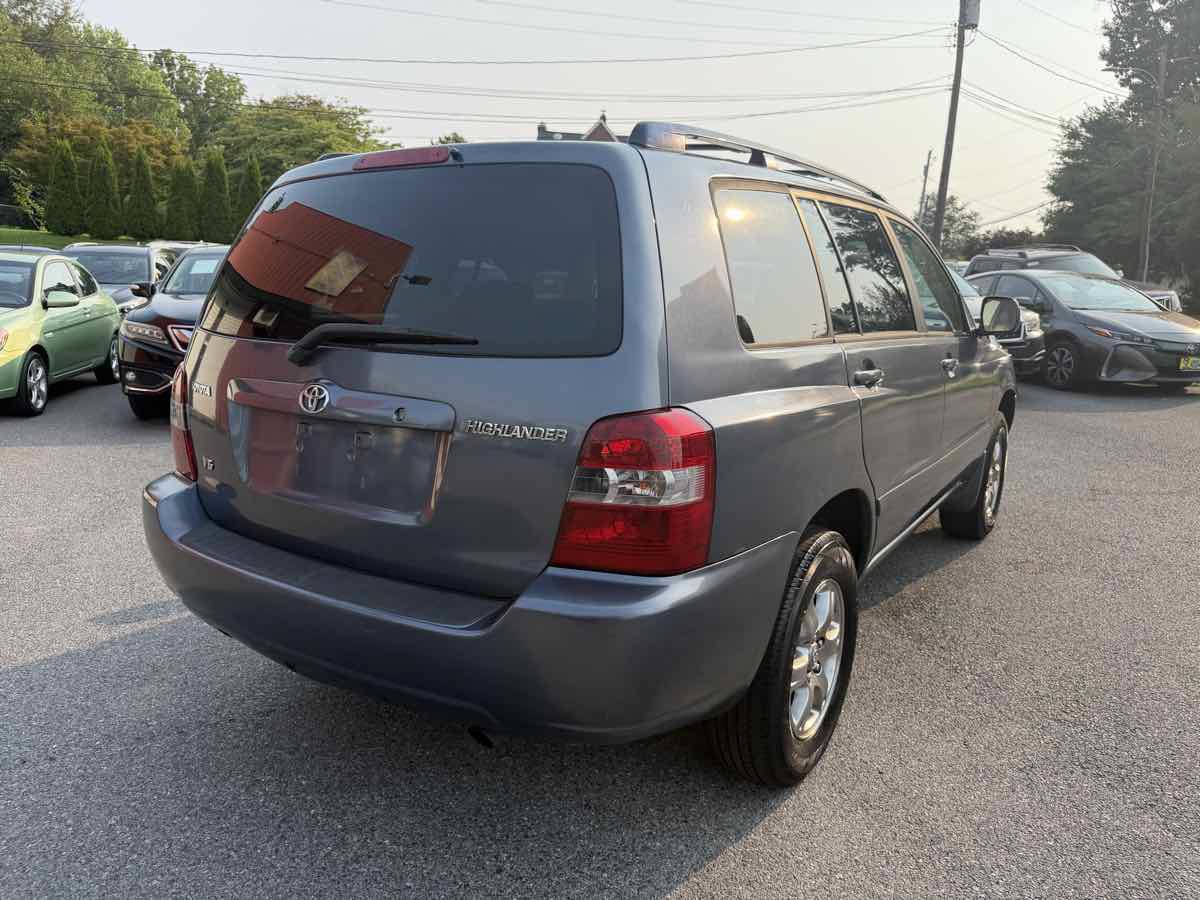 Used 2005 Toyota Highlander 2WD V6 w/ 3rd Row image 7