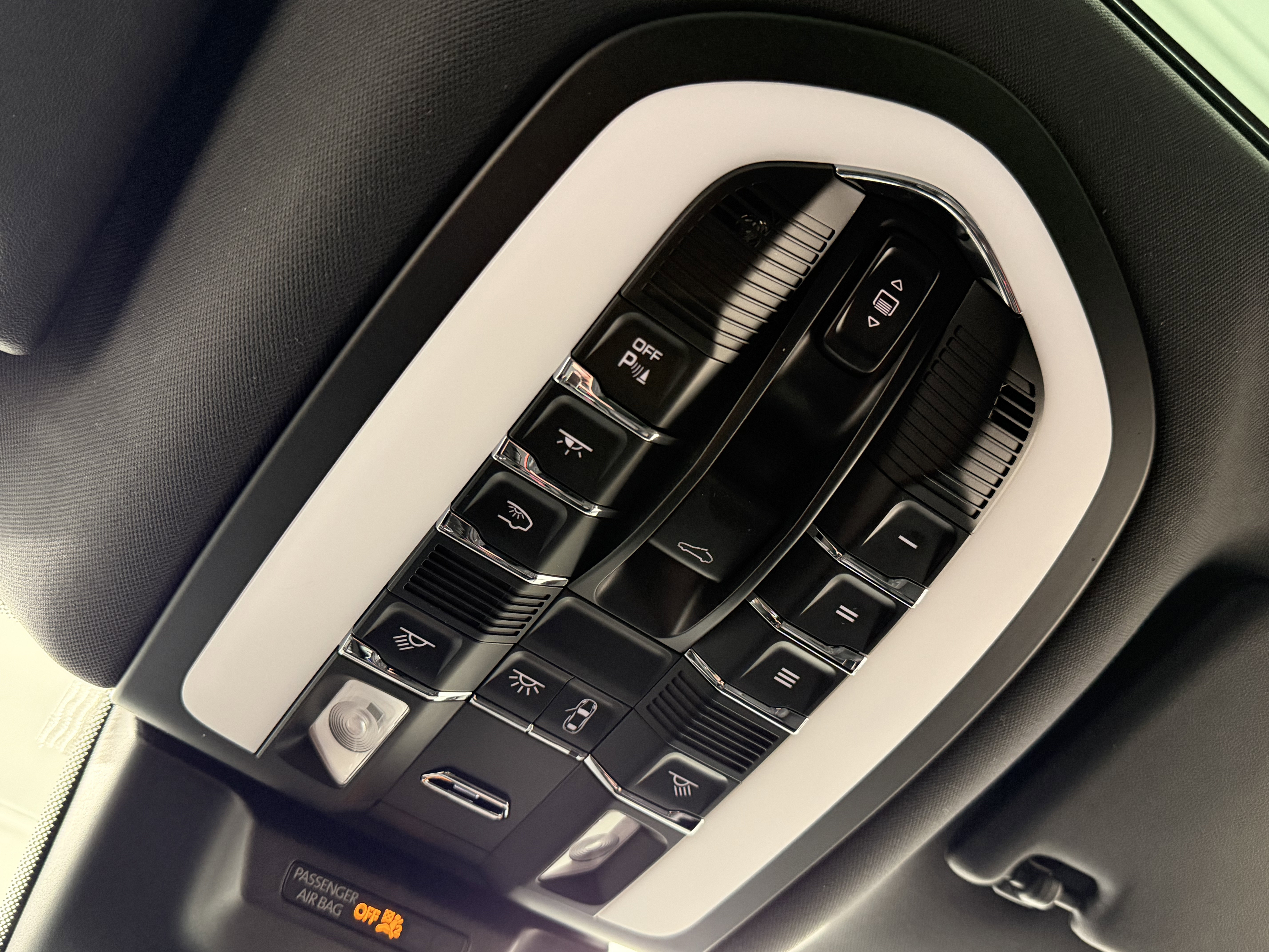 Certified 2025 Porsche Macan image 36