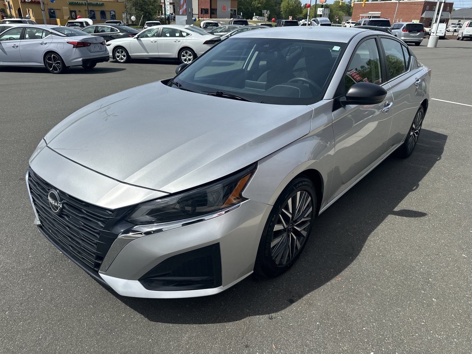 Used 2024 Nissan Altima 2.5 SV FWD image 4