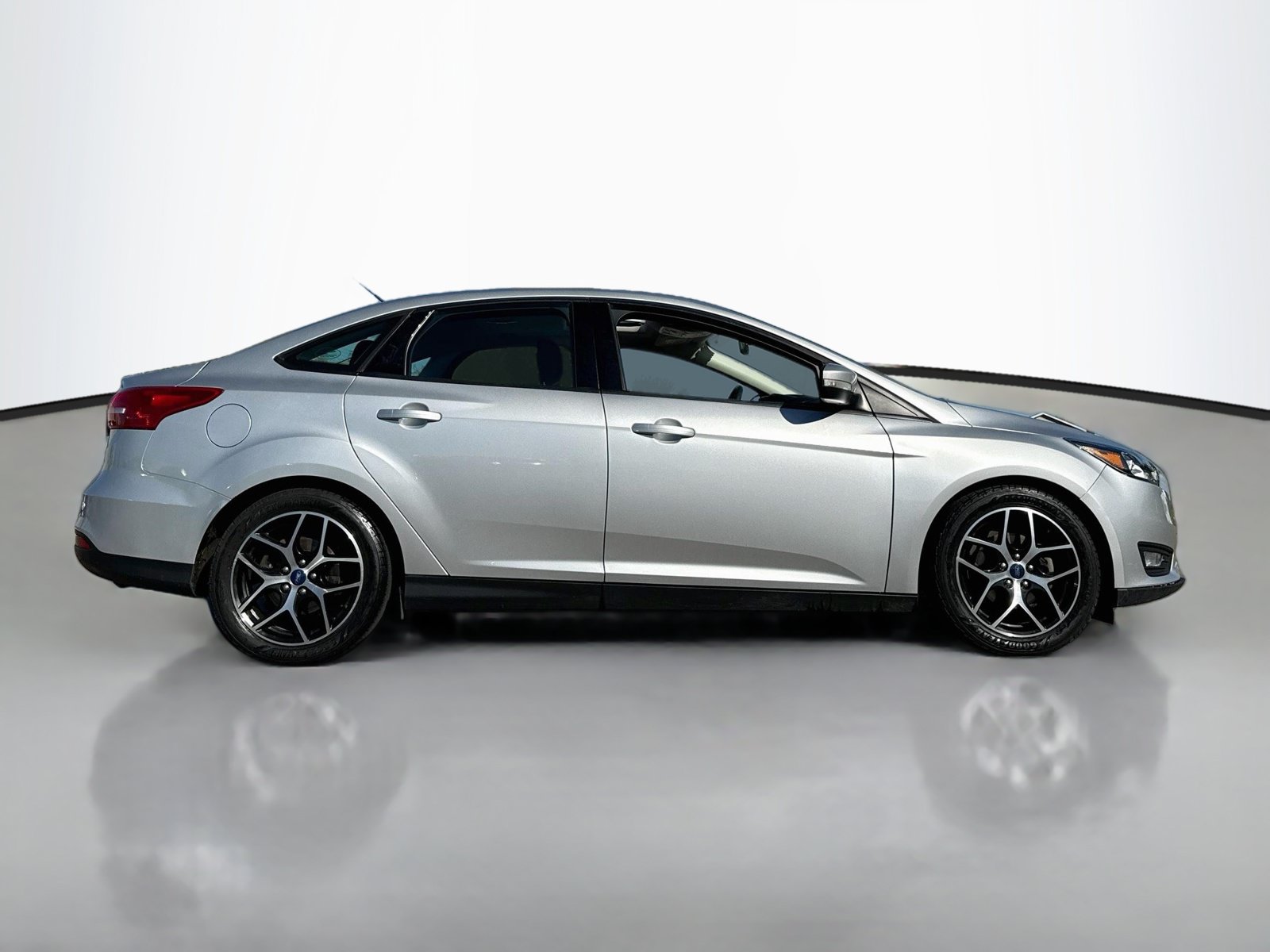 Used 2018 Ford Focus SEL w/ Cold Weather Package FWD image 8