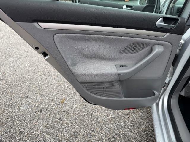 Used 2008 Volkswagen Rabbit S image 24