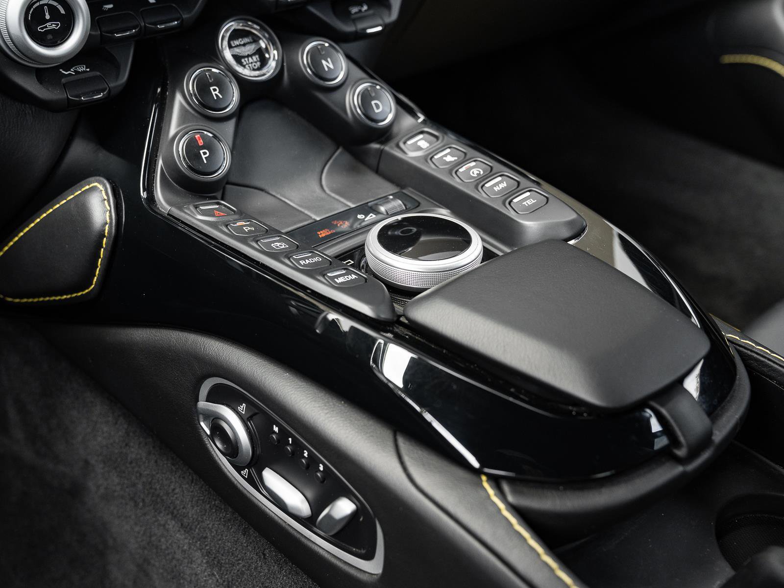 Used 2020 Aston Martin V8 Vantage Coupe image 30