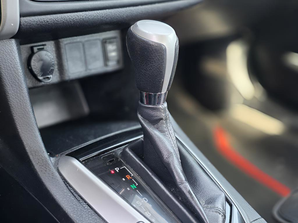 Used 2018 Toyota Corolla LE image 32