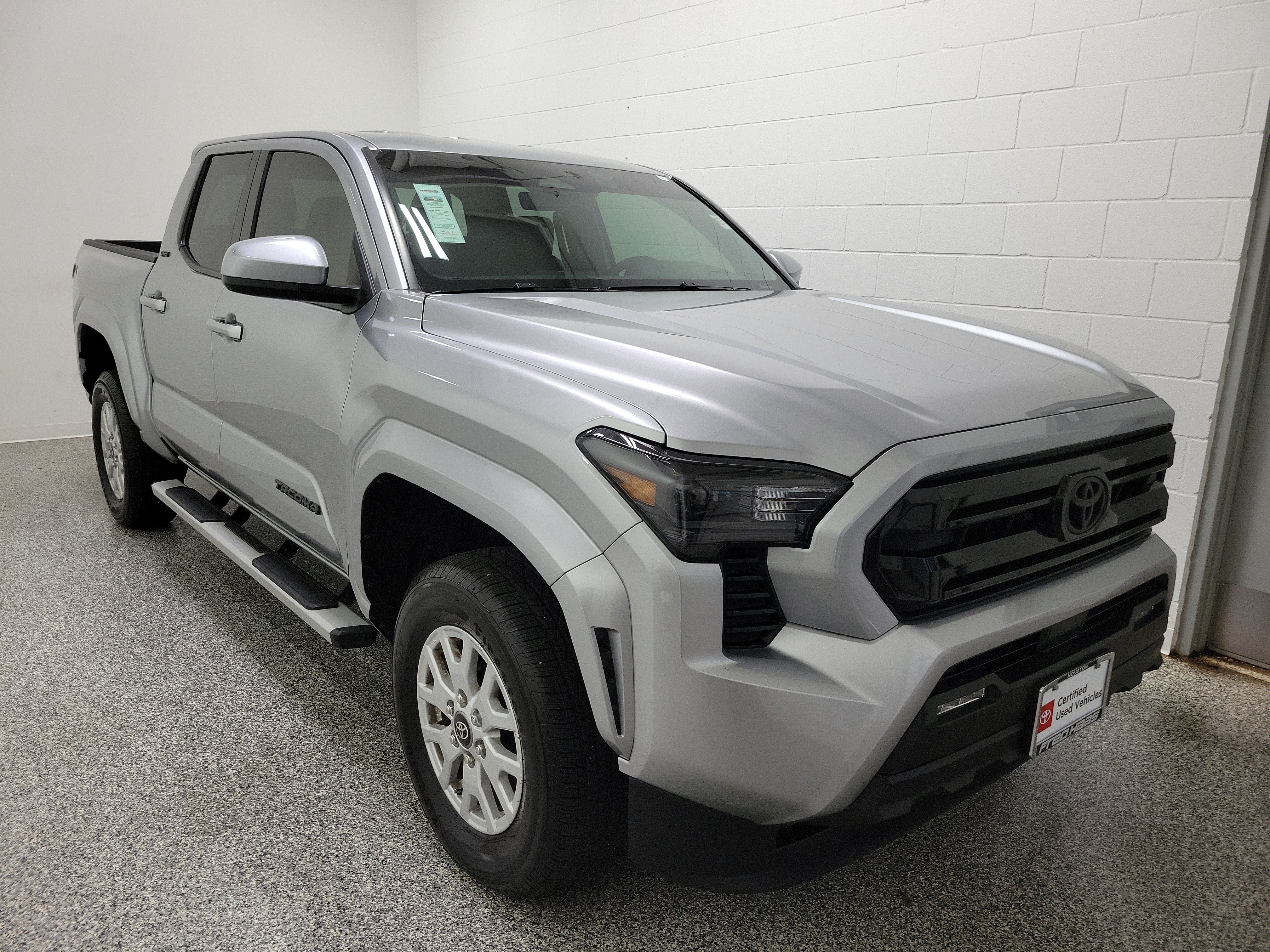 Certified 2025 Toyota Tacoma SR5 AWD/4WD image 4