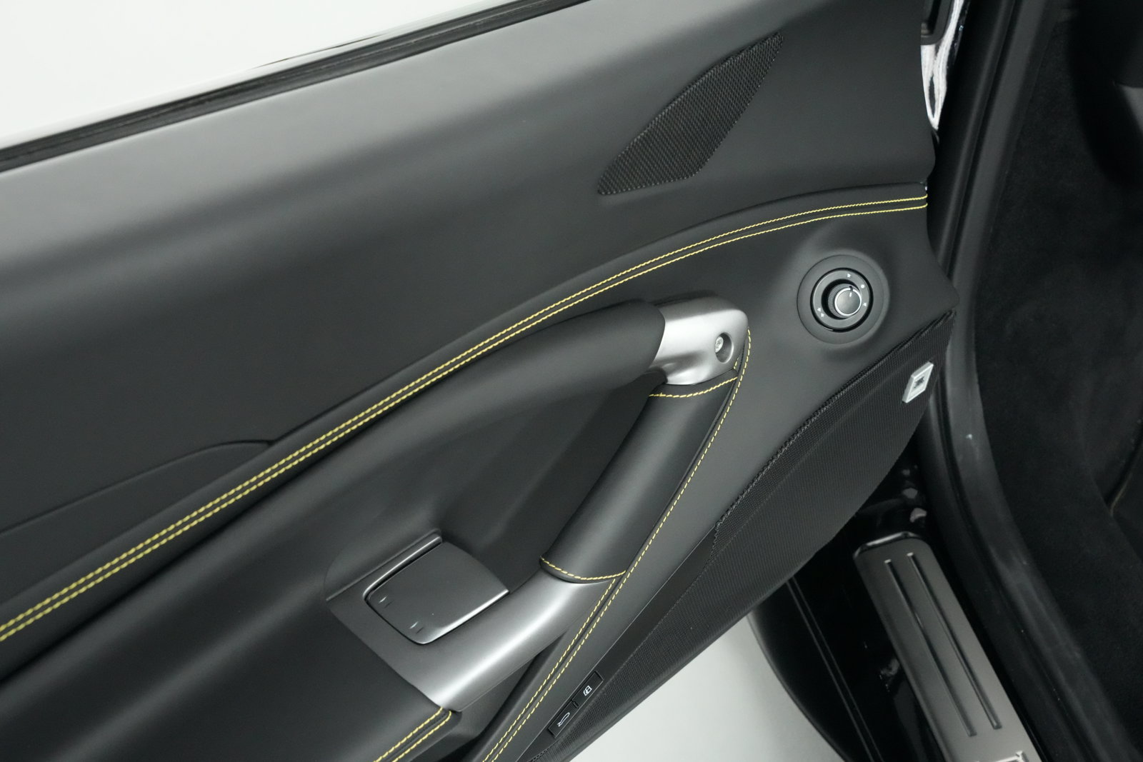Used 2022 Ferrari F8 Spider RWD image 29