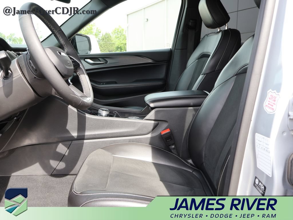 Used 2025 Jeep Grand Cherokee Altitude AWD/4WD image 23