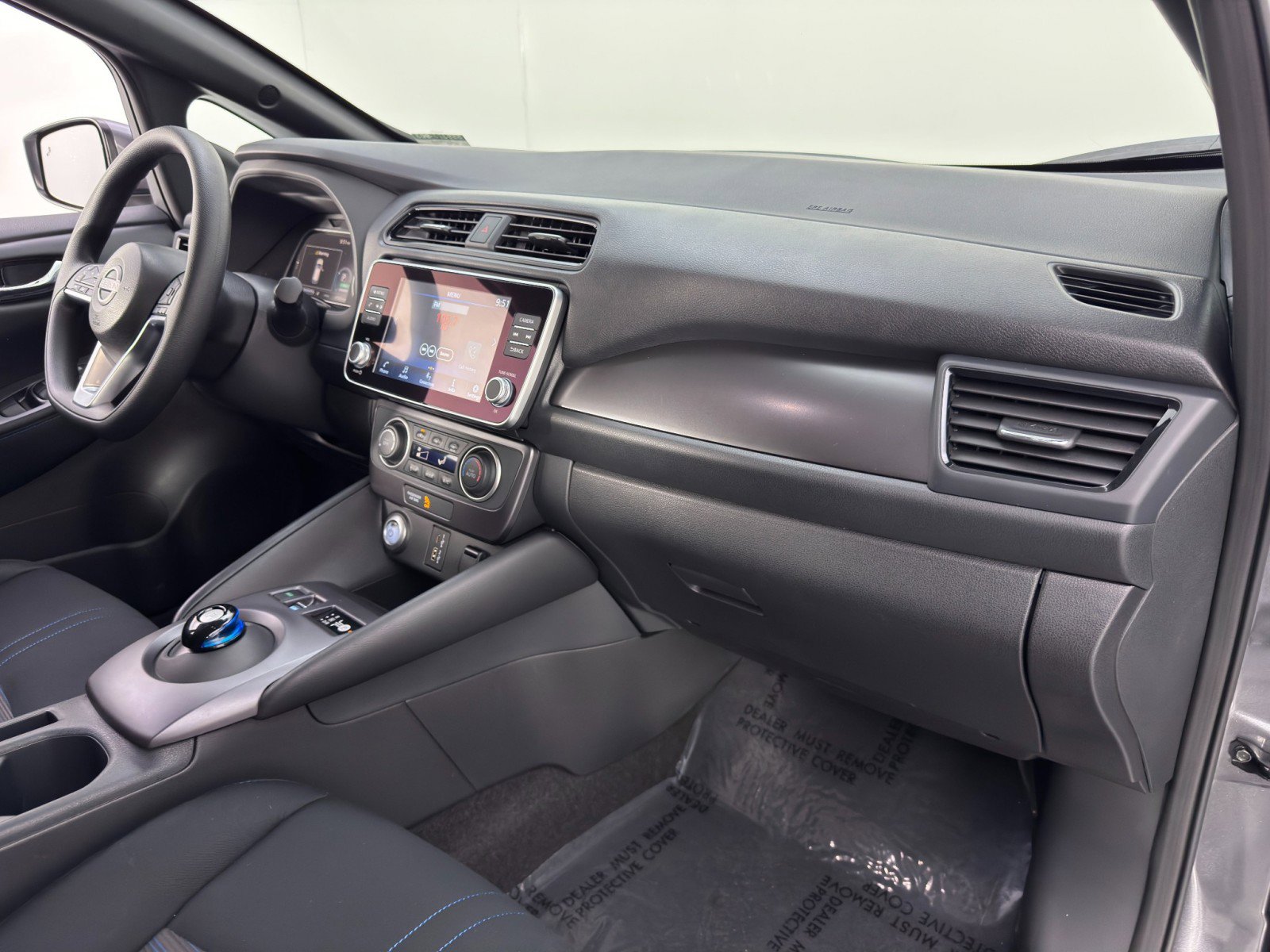 Used 2025 Nissan Leaf S image 13