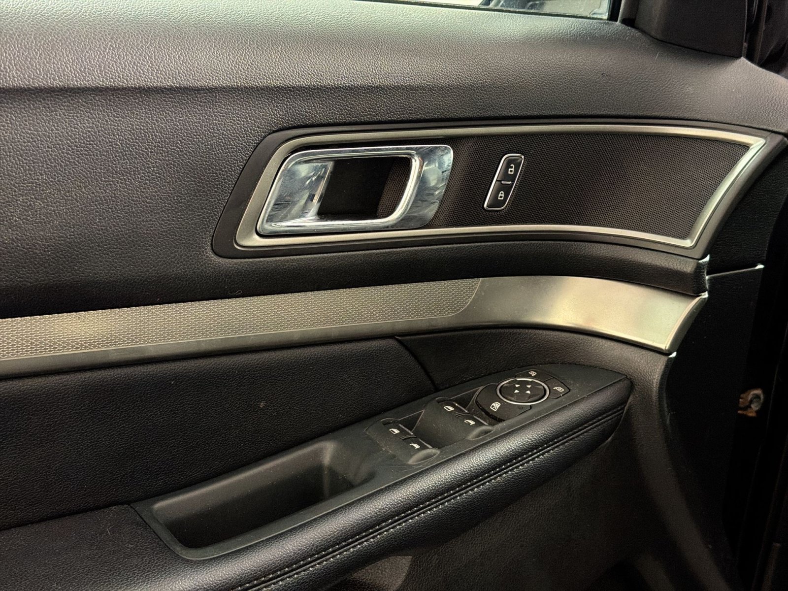 Used 2018 Ford Explorer XLT w/ Equipment Group 201A AWD/4WD image 15