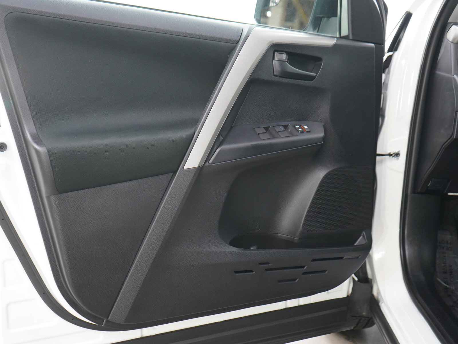 Used 2016 Toyota RAV4 LE AWD/4WD image 18