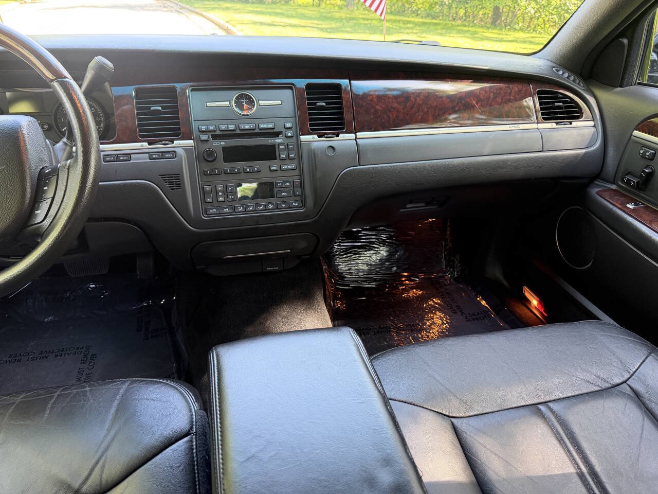 Used 2006 Lincoln Town Car Signature L RWD image 19