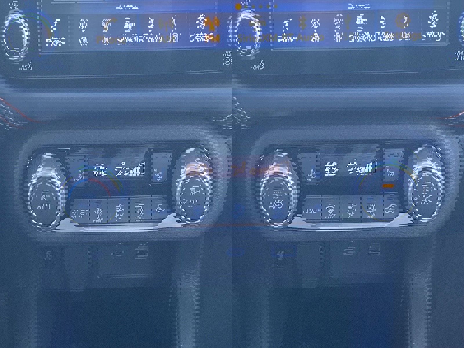 New 2025 Nissan Versa SR w/ Trunk Package image 10