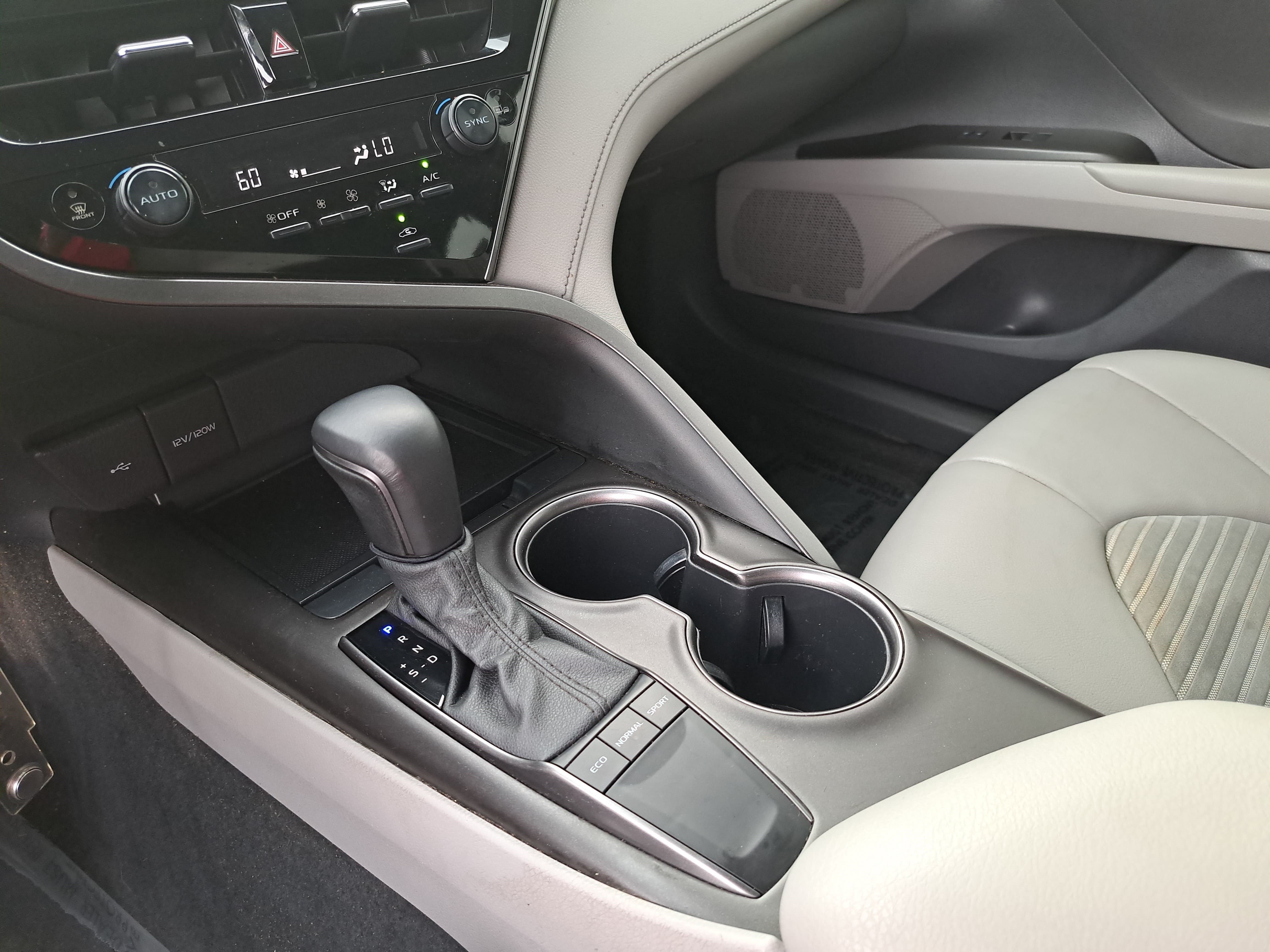 Used 2022 Toyota Camry SE FWD image 23
