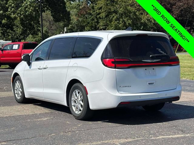 Used 2023 Chrysler Pacifica Touring-L FWD image 2