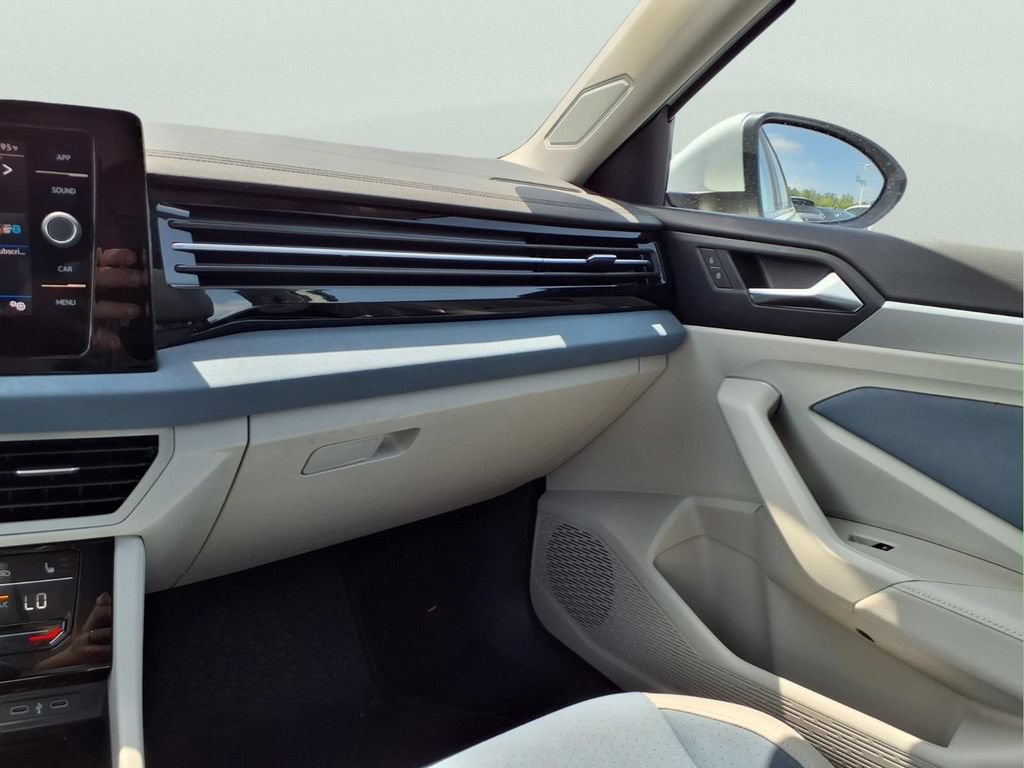 Used 2025 Volkswagen Jetta SE w/ Sunroof Package FWD image 13