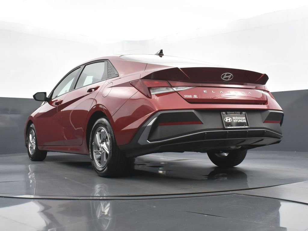 Used 2025 Hyundai Elantra SE image 25