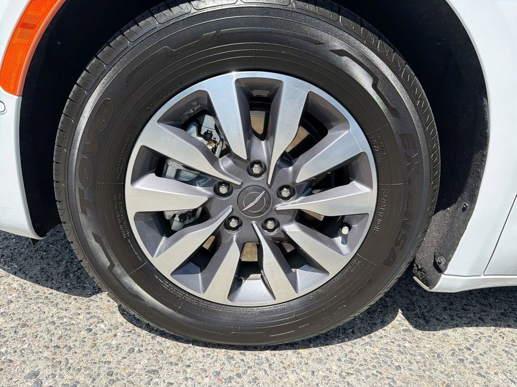 Used 2023 Chrysler Pacifica Limited FWD image 19