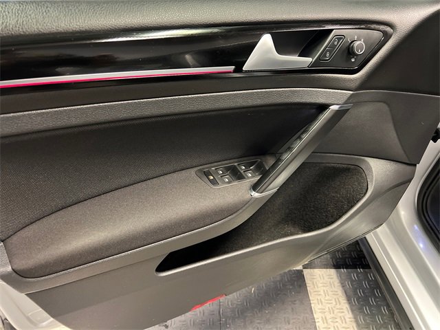 Used 2017 Volkswagen Golf S image 7