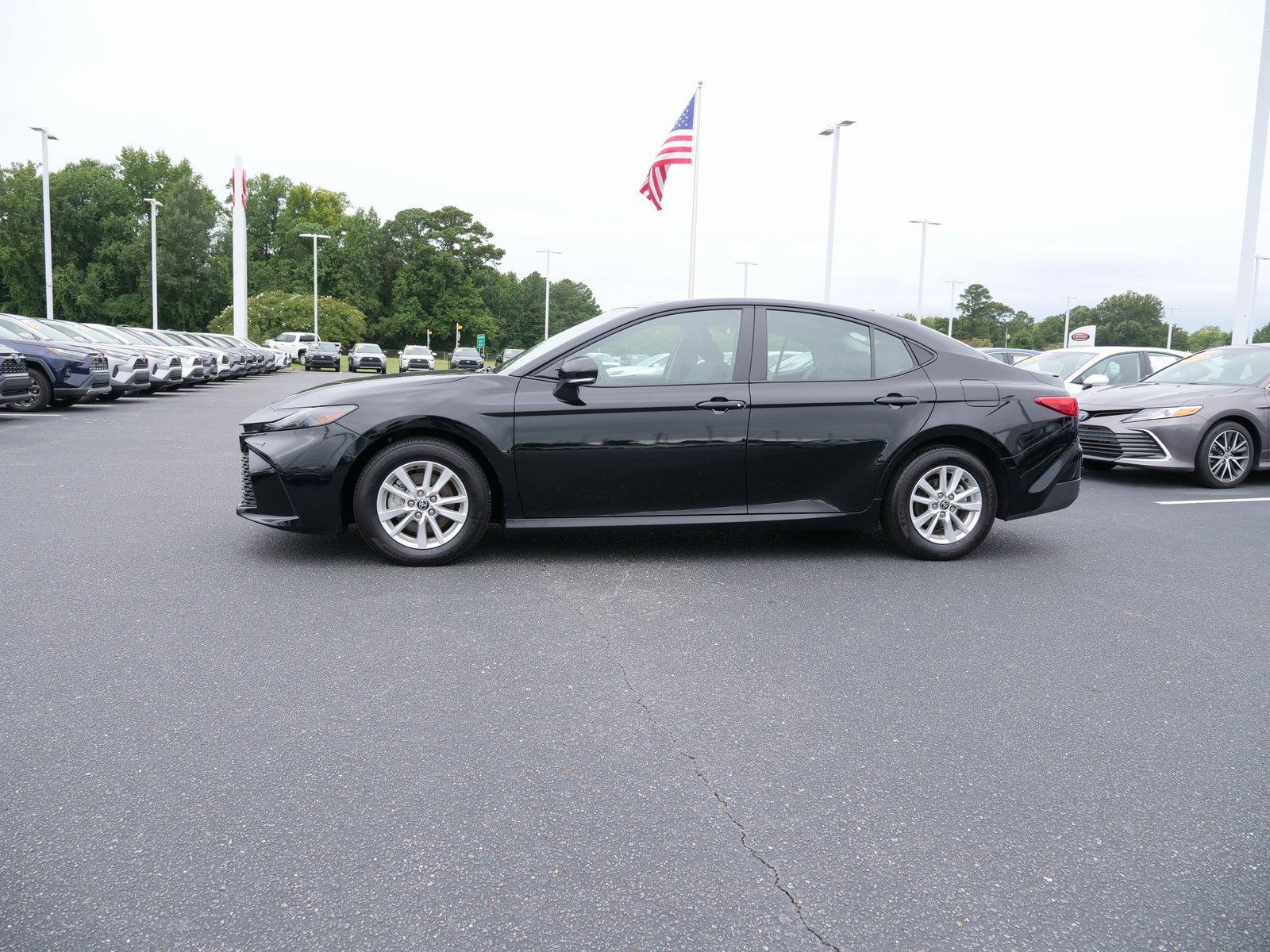 Used 2025 Toyota Camry LE image 7