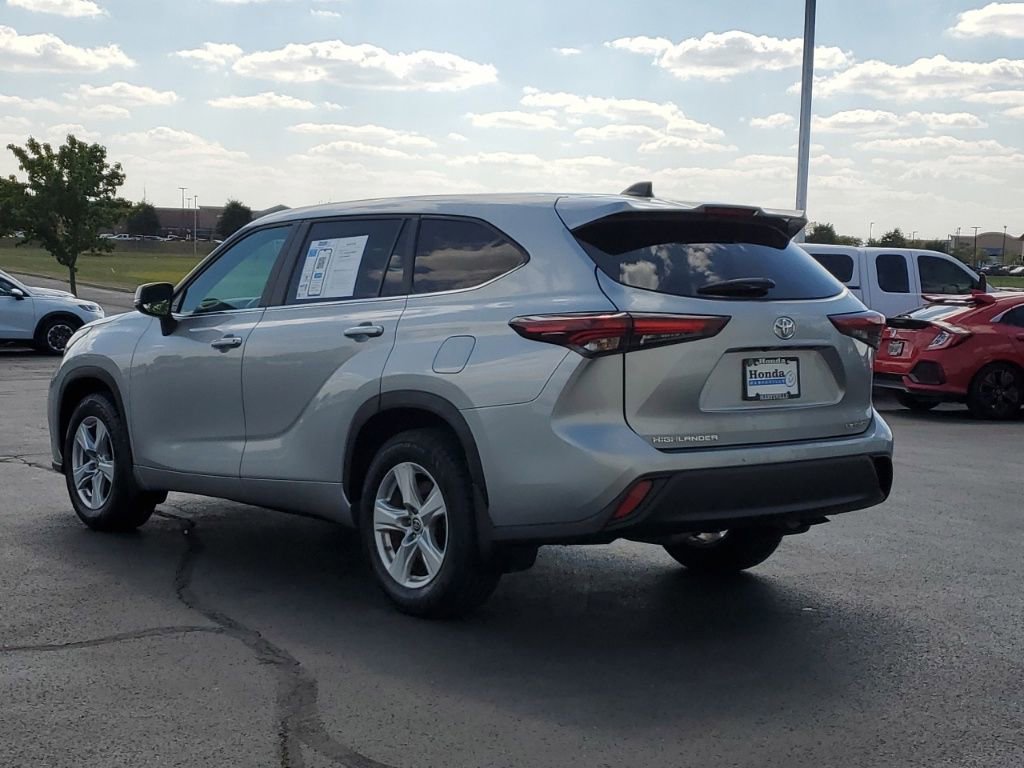 Used 2024 Toyota Highlander LE image 3