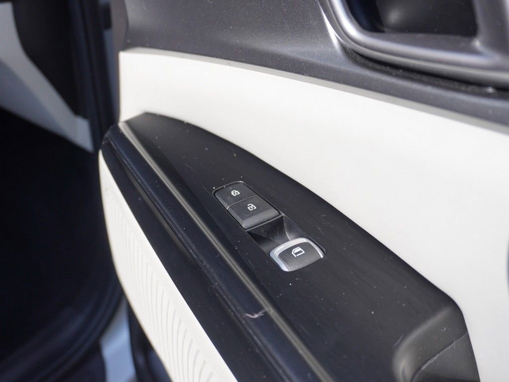 Used 2023 Kia Carnival LX image 36