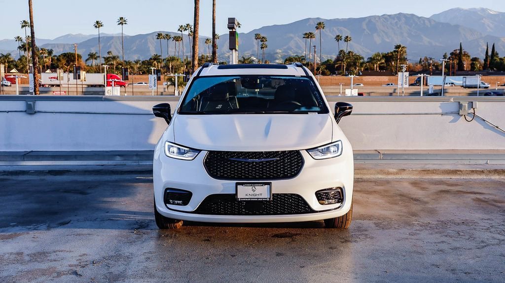 New 2026 Chrysler Pacifica Limited w/ S Appearance Package image 3