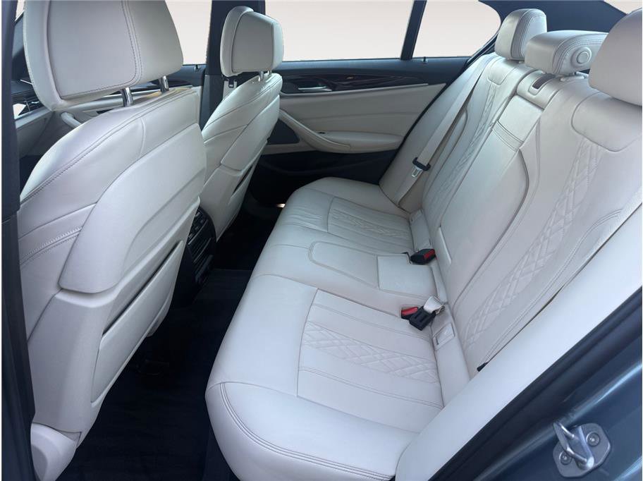 Used 2019 BMW M550i xDrive image 13