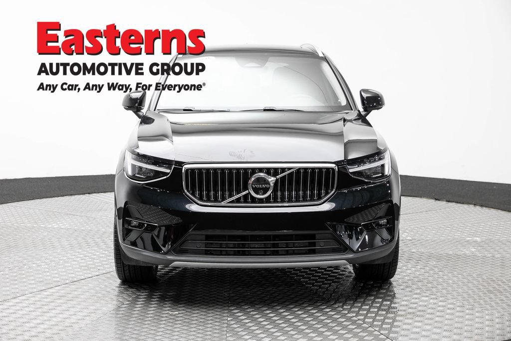 Used 2025 Volvo XC40 B5 Plus AWD/4WD image 2
