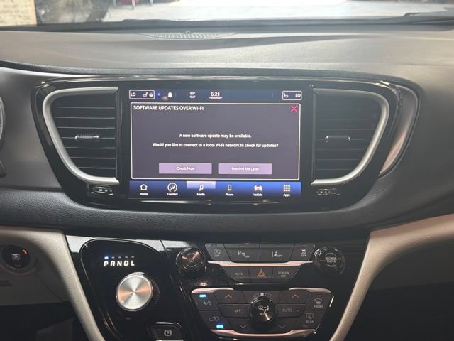 Used 2021 Chrysler Pacifica Touring-L FWD image 16