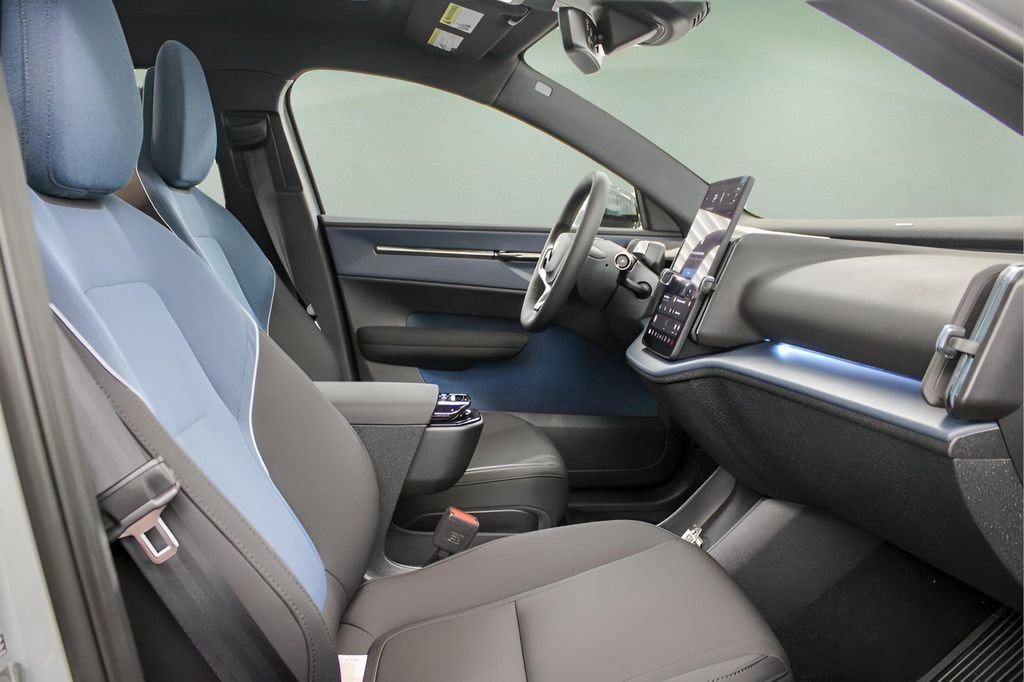 New 2026 Volvo EX30 Plus w/ Protection Package Premier image 24