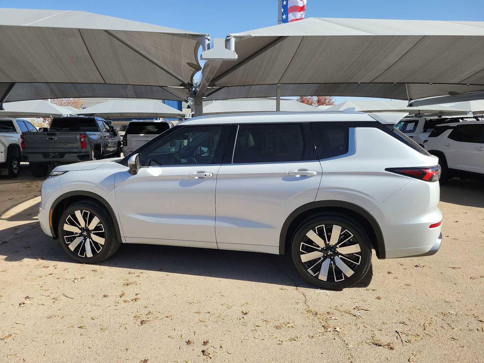 Used 2025 Mitsubishi Outlander SEL image 3