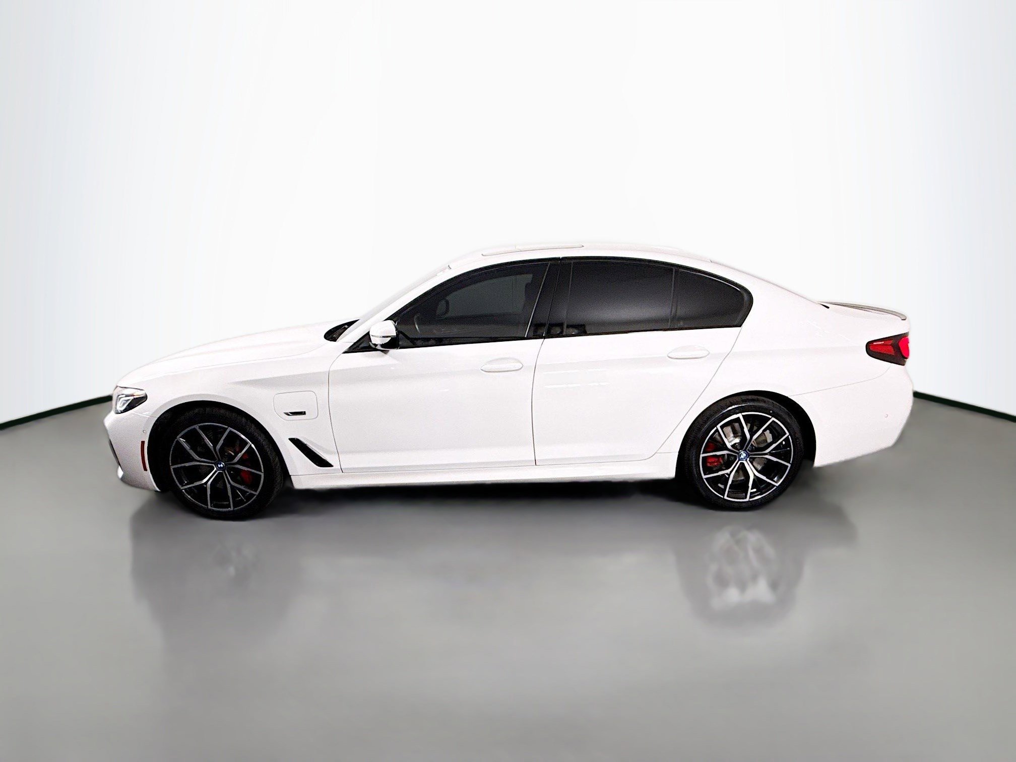 Used 2023 BMW 530e w/ M Sport Package image 6